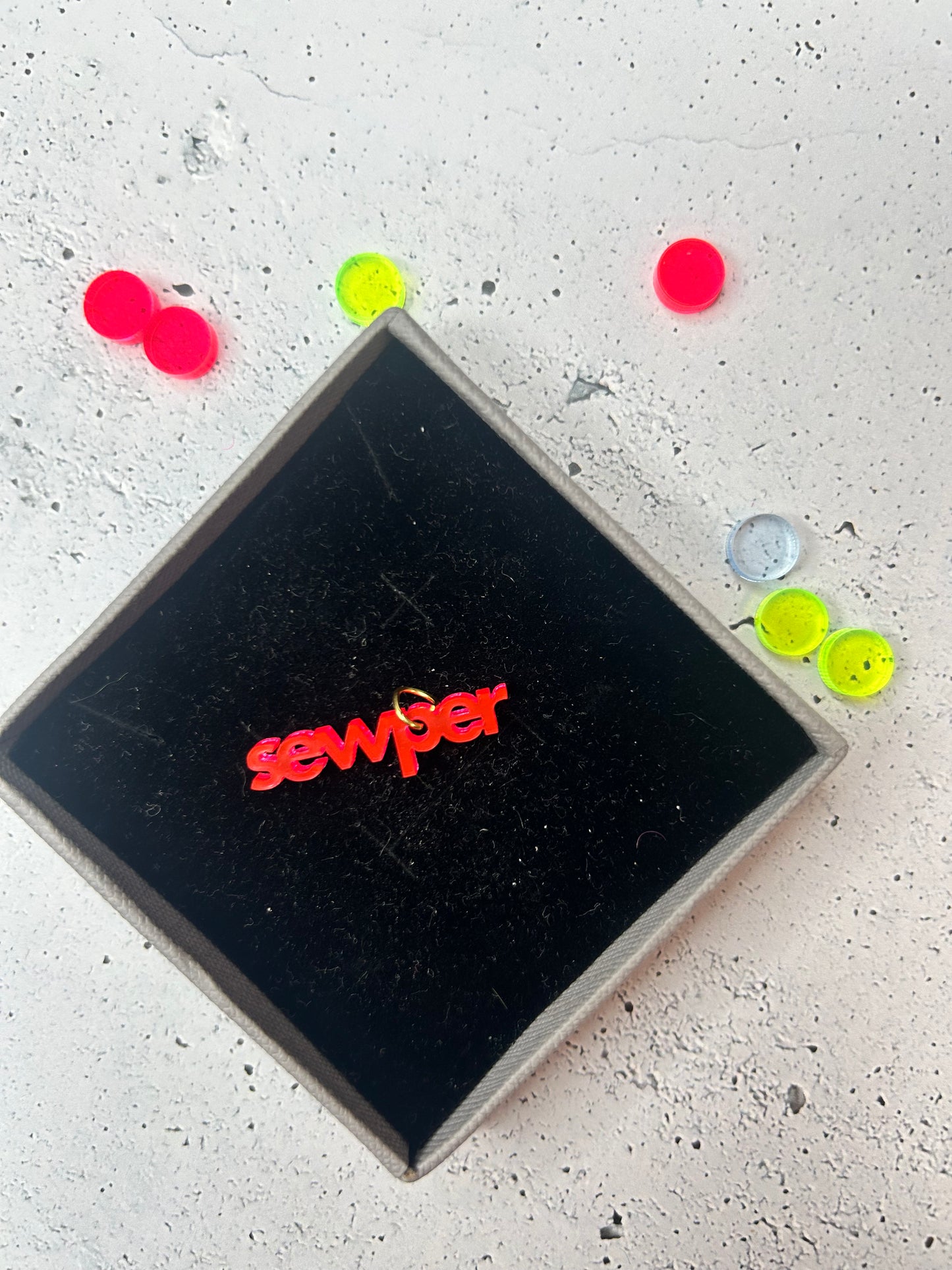 Anhänger "sewper" - verschiedene Farben verfügbar