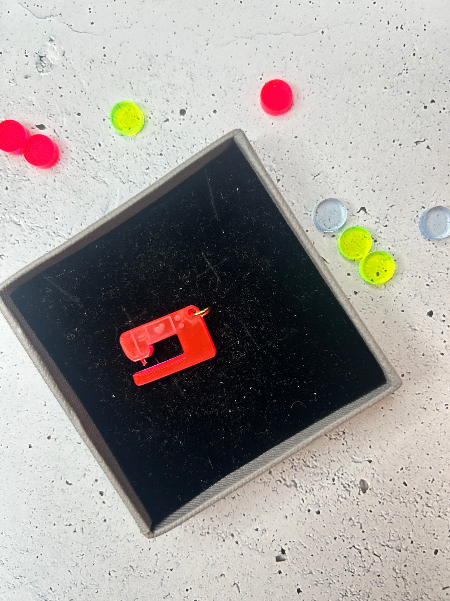 Anhänger "Nähmaschine" - verschiedene Farben verfügbar