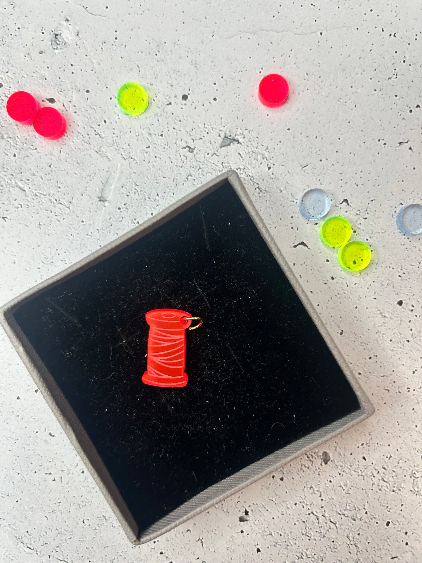 Anhänger "Garnrolle" - verschiedene Farben verfügbar