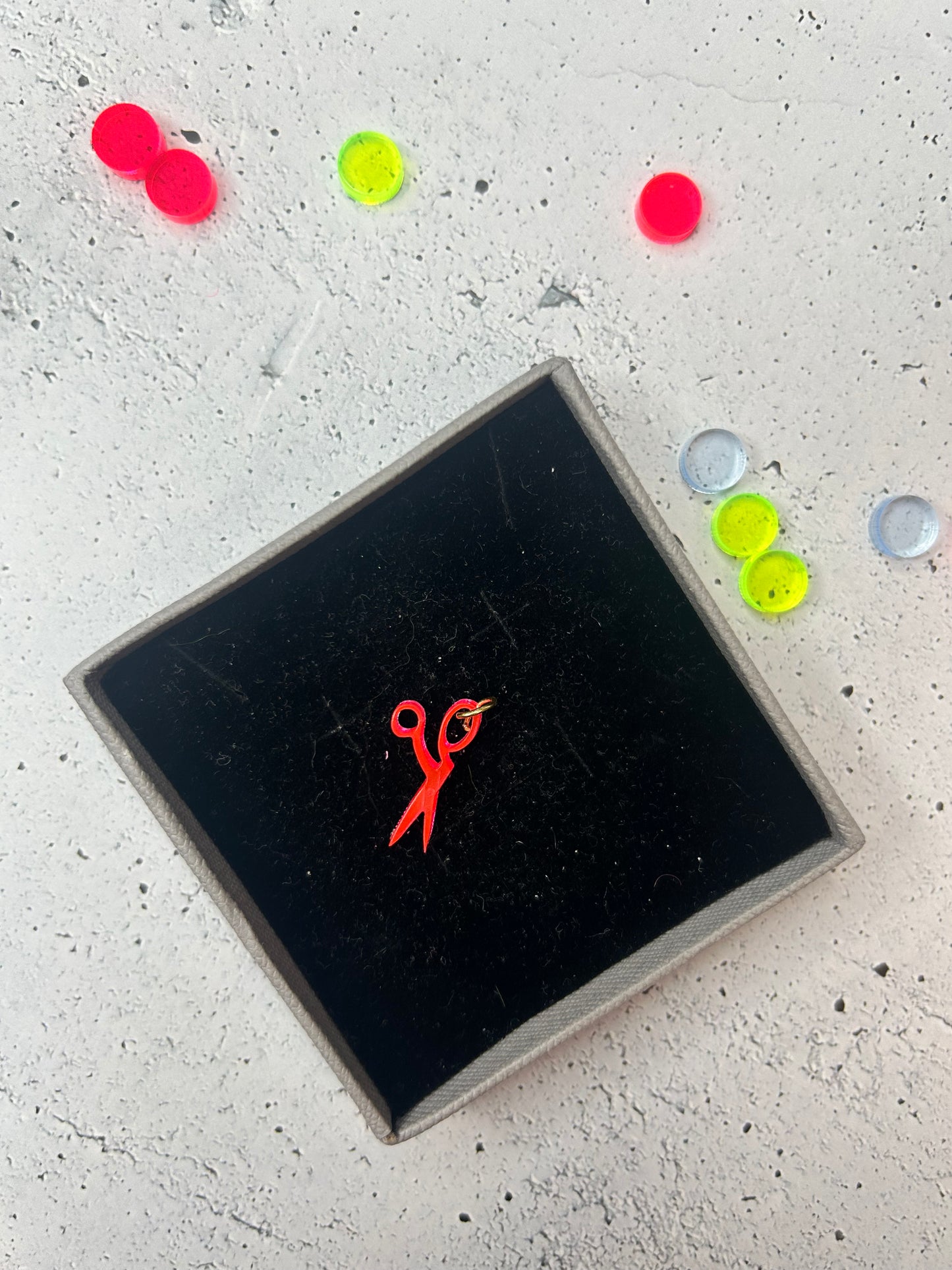 Anhänger "Schere" - verschiedene Farben verfügbar