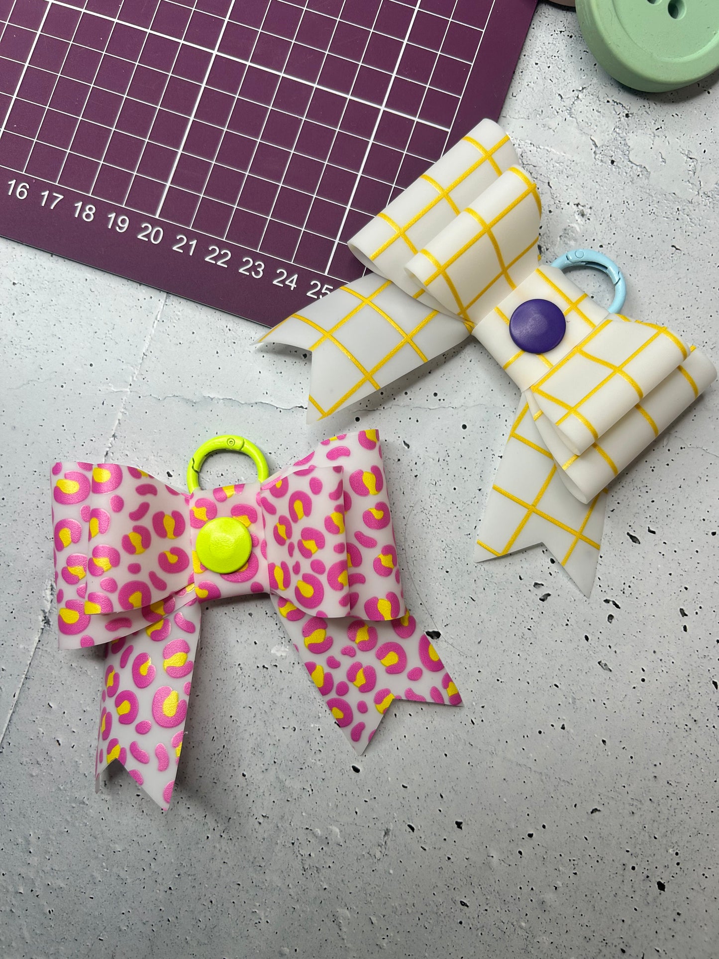 Schlüsselanhänger "Schleife" aus Jelly Vinyl