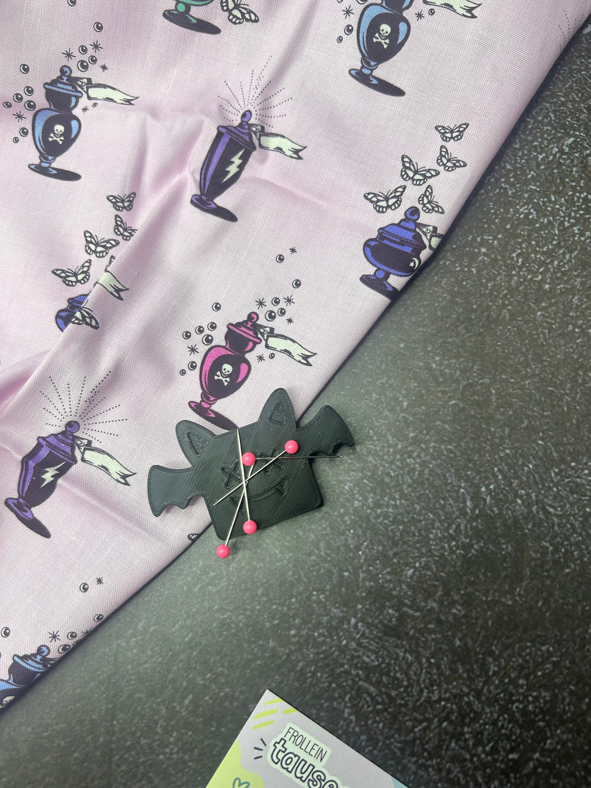 Magnetischer Needleminder "Bat Guy" - verschiedene Farben (Kopie)
