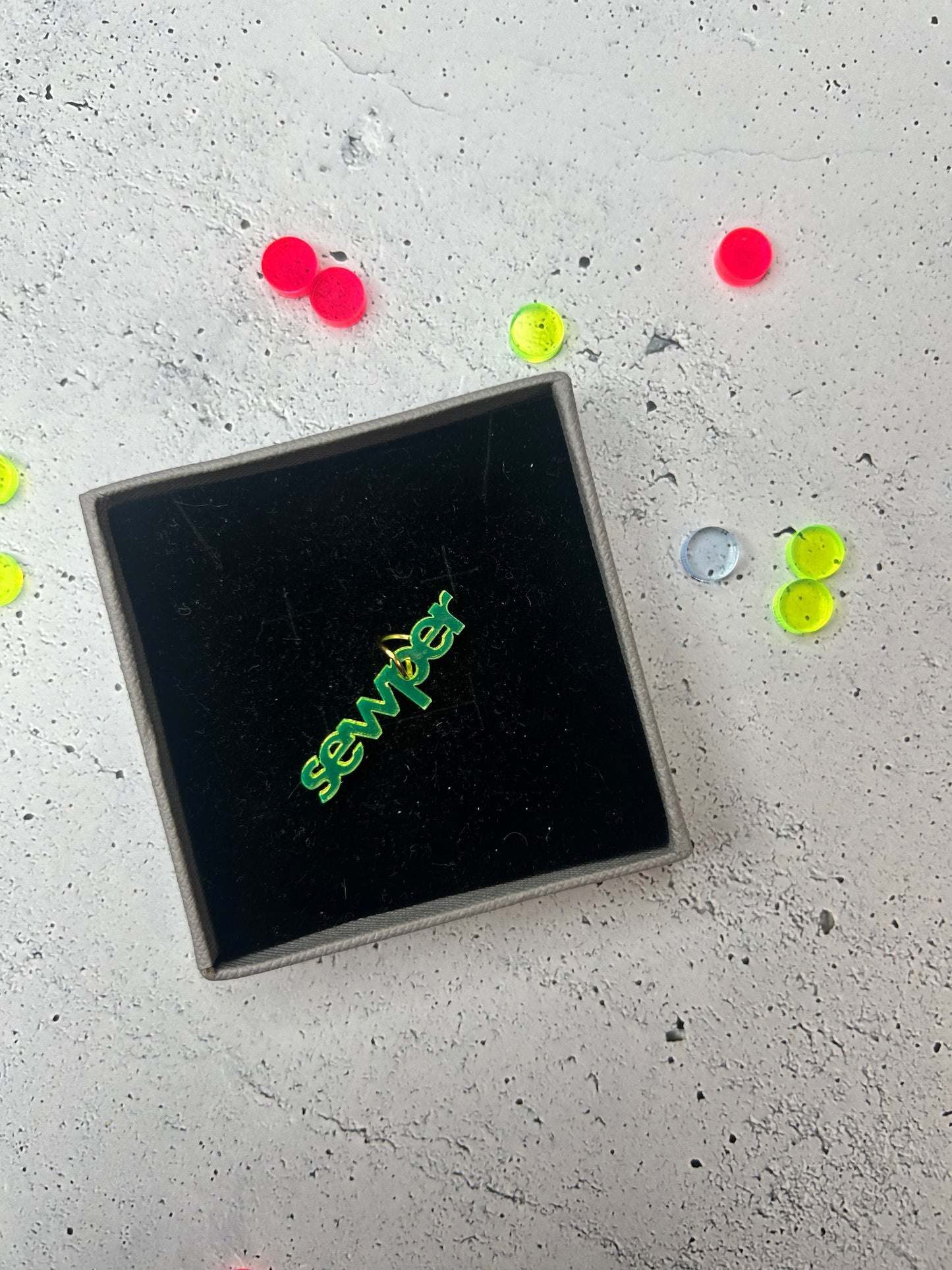 Anhänger "sewper" - verschiedene Farben verfügbar