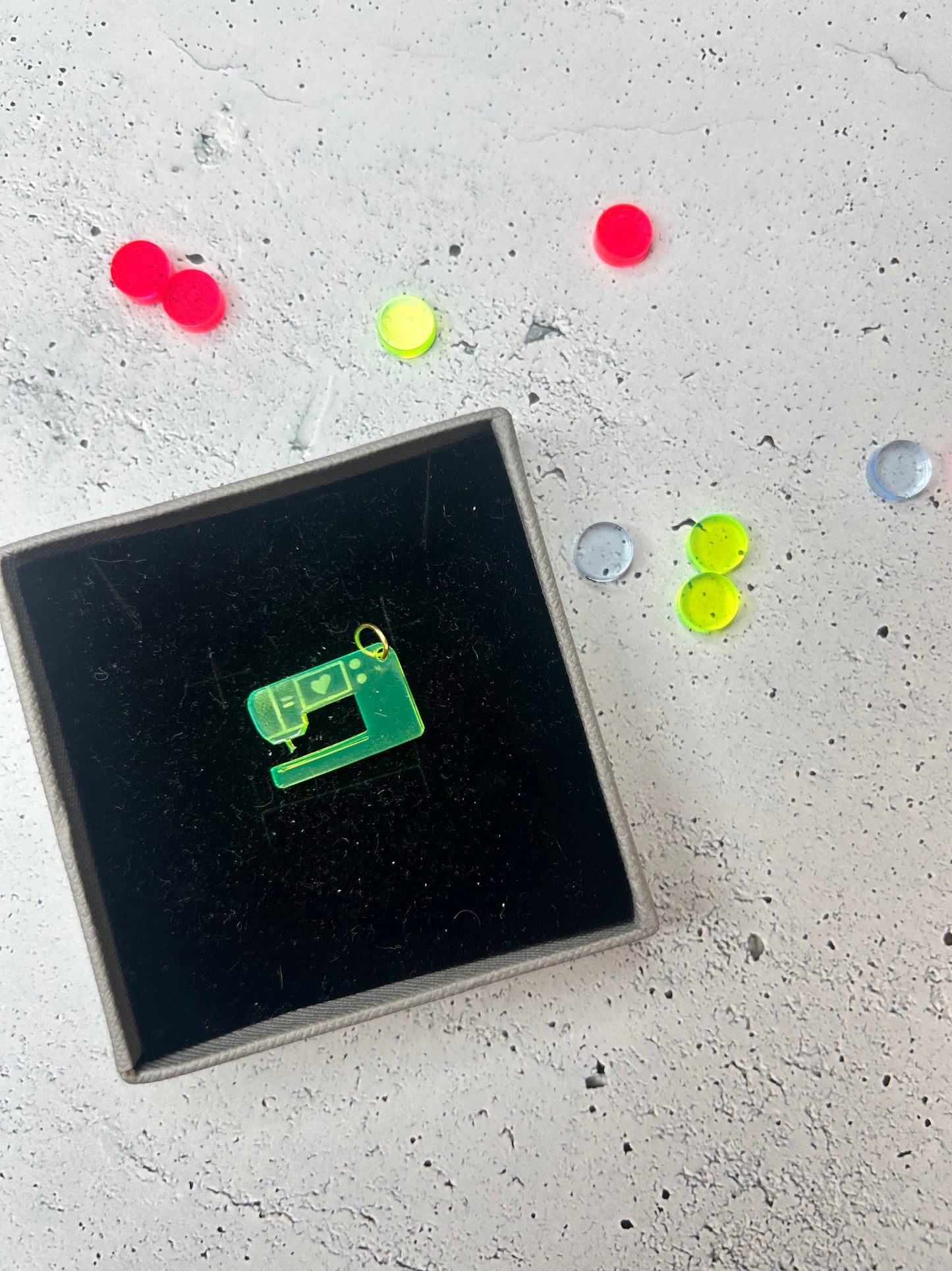 Anhänger "Nähmaschine" - verschiedene Farben verfügbar