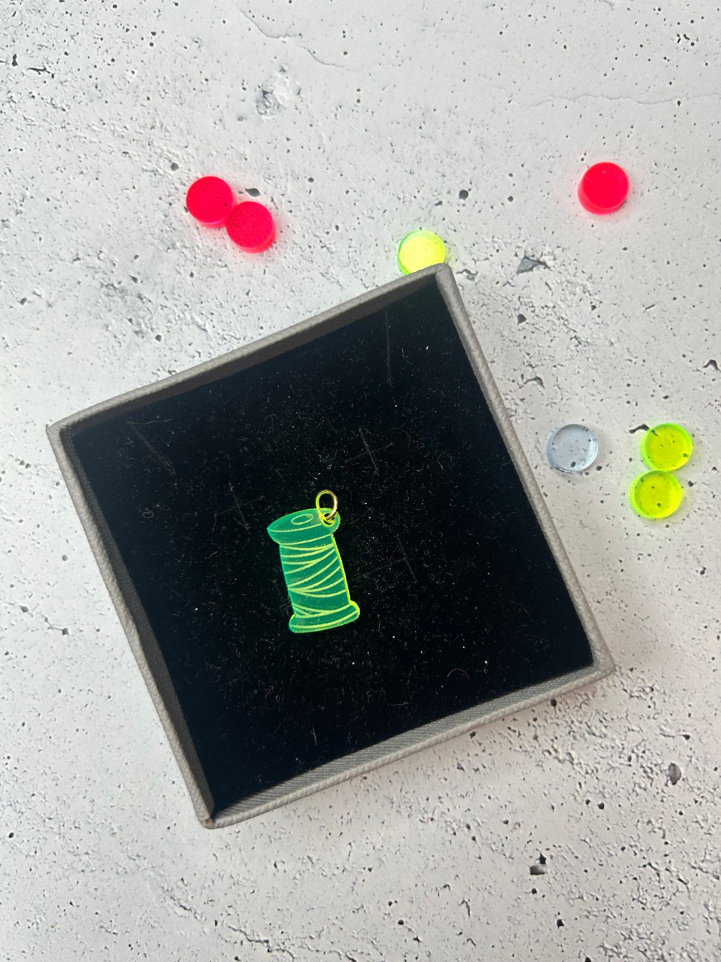 Anhänger "Garnrolle" - verschiedene Farben verfügbar