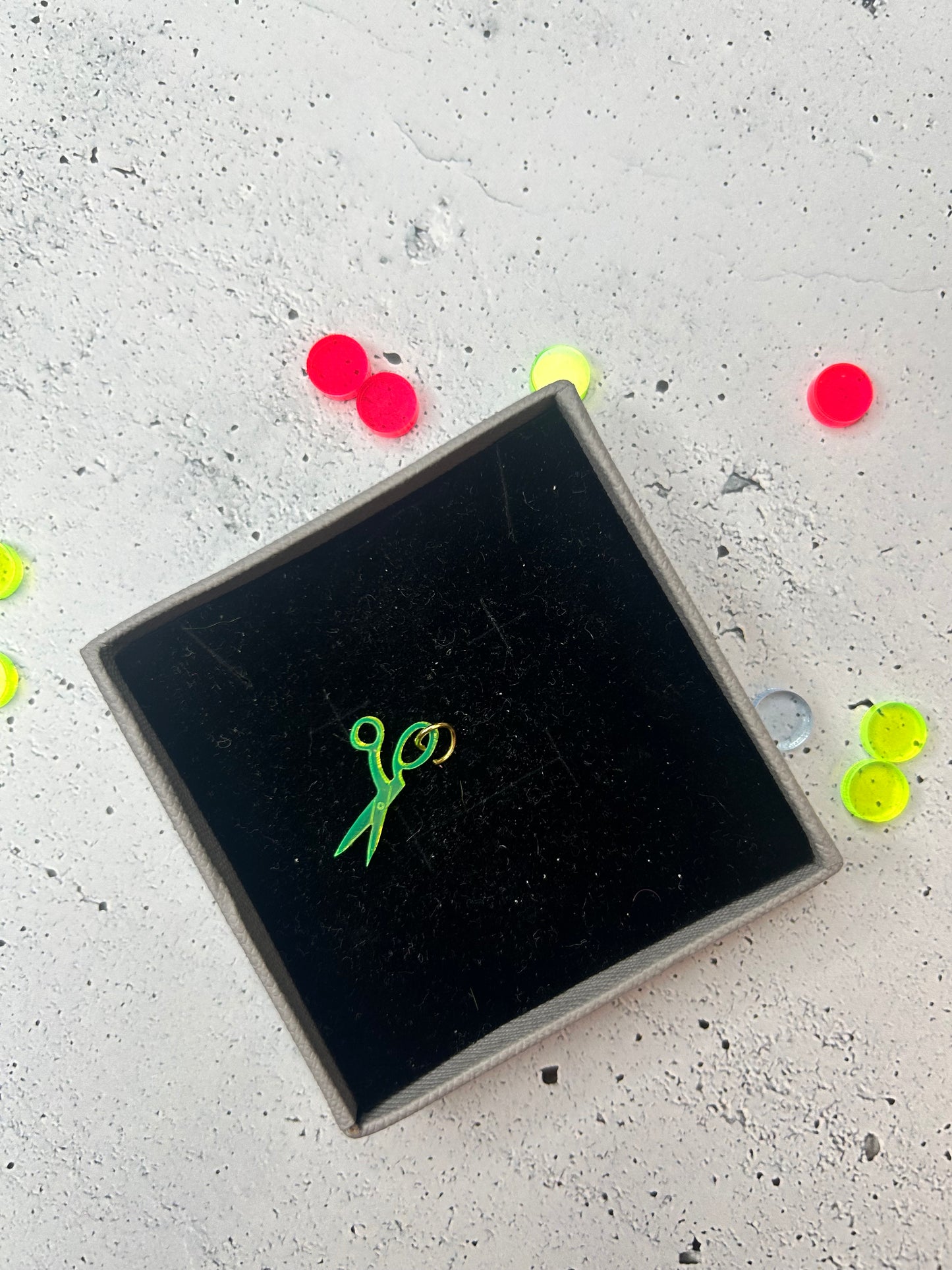 Anhänger "Schere" - verschiedene Farben verfügbar