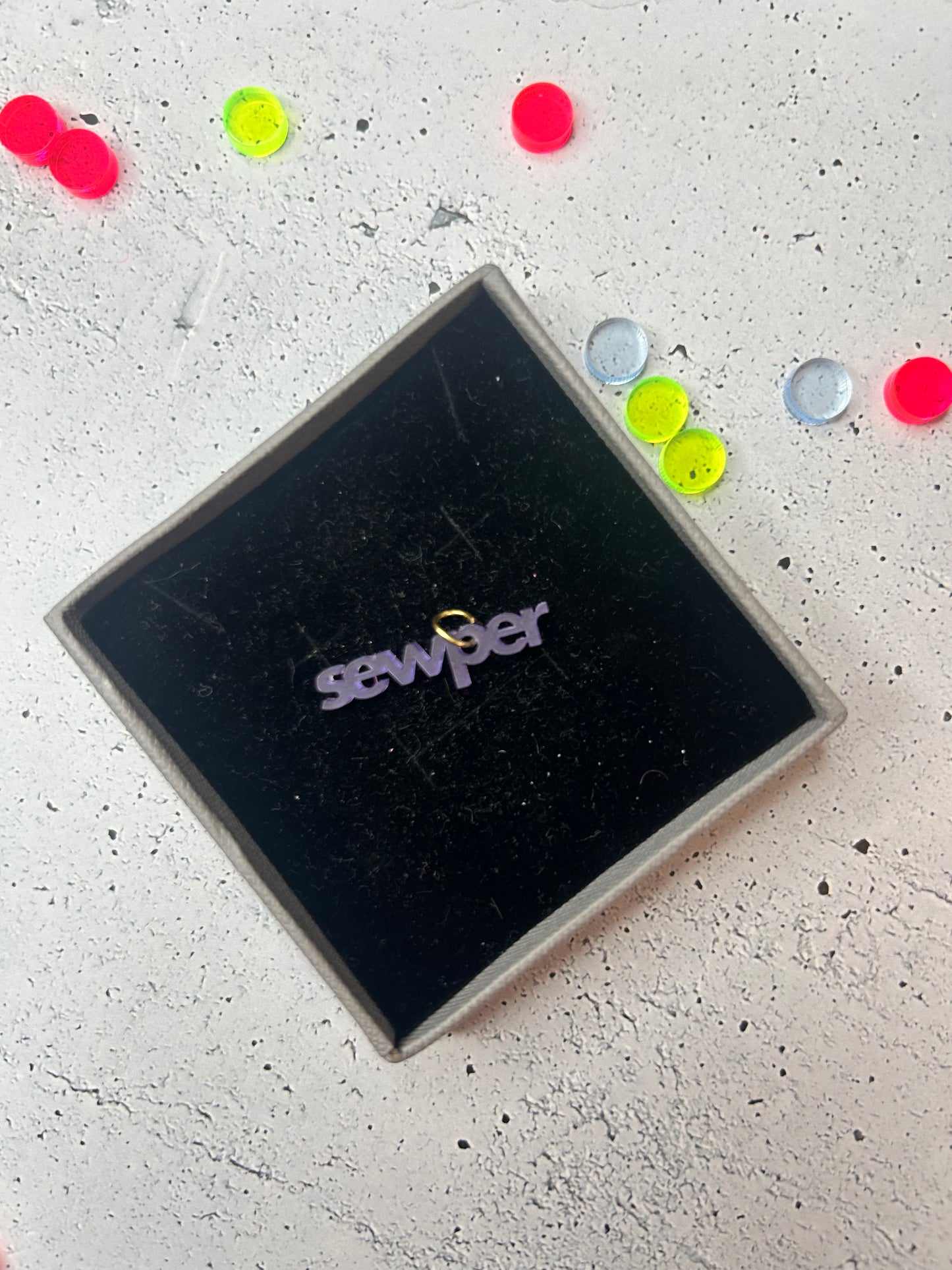 Anhänger "sewper" - verschiedene Farben verfügbar