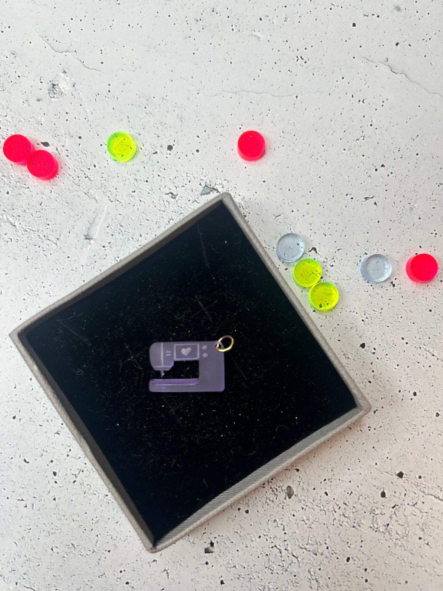 Anhänger "Nähmaschine" - verschiedene Farben verfügbar