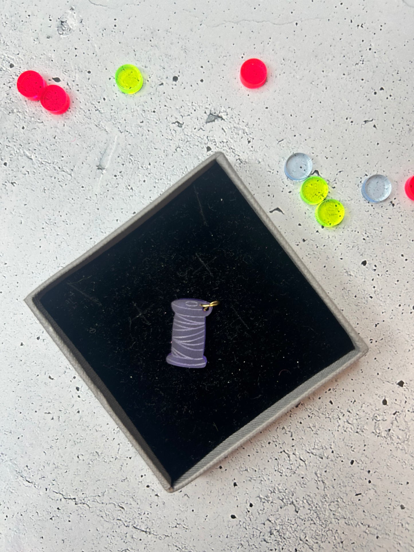 Anhänger "Garnrolle" - verschiedene Farben verfügbar