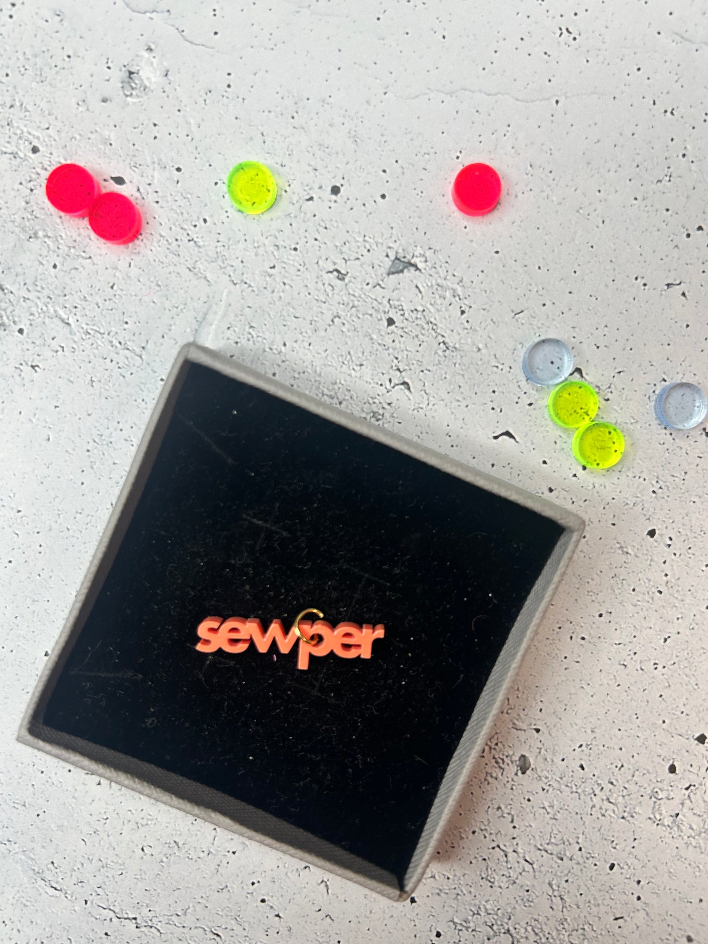 Anhänger "sewper" - verschiedene Farben verfügbar