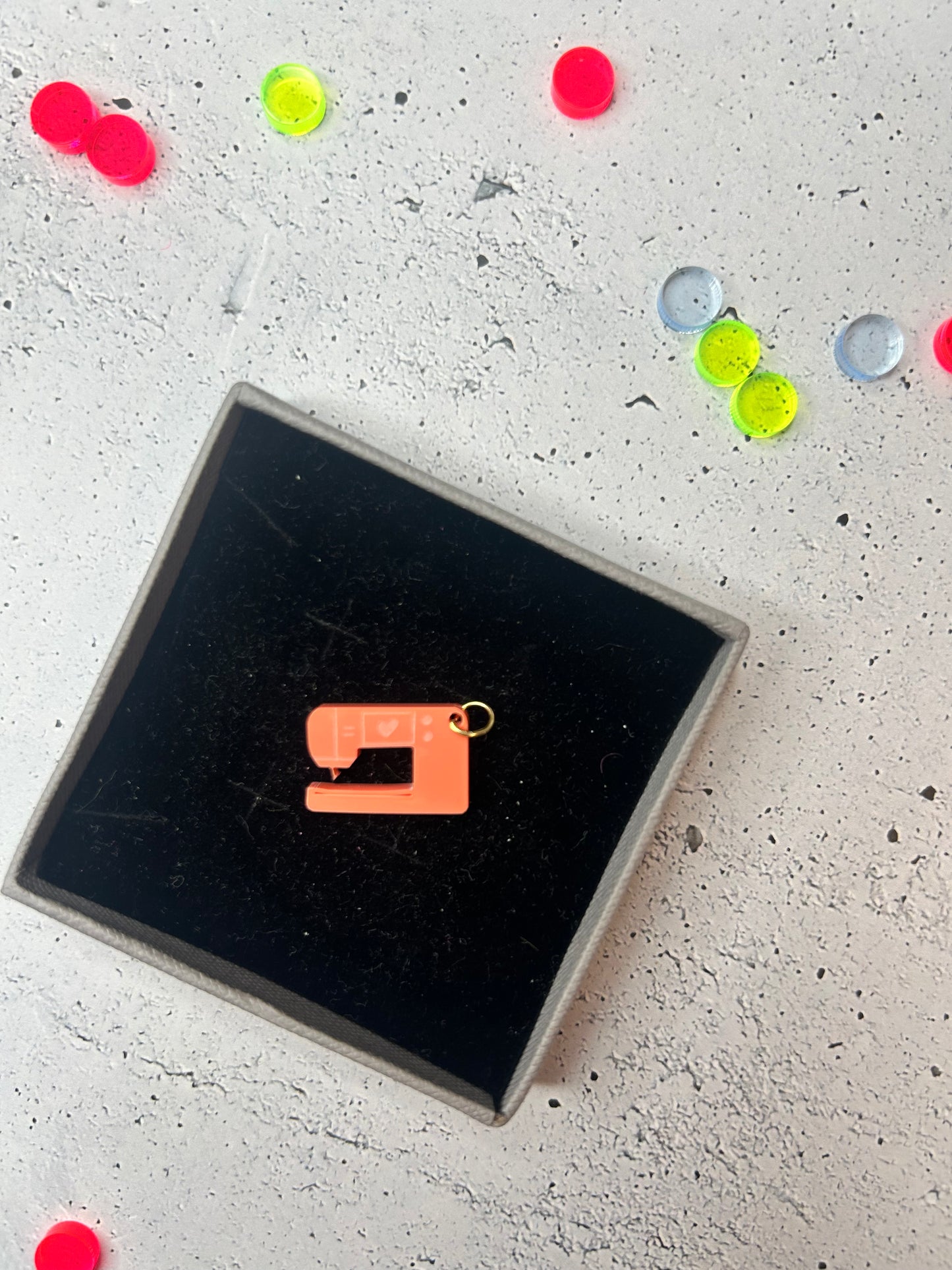 Anhänger "Nähmaschine" - verschiedene Farben verfügbar