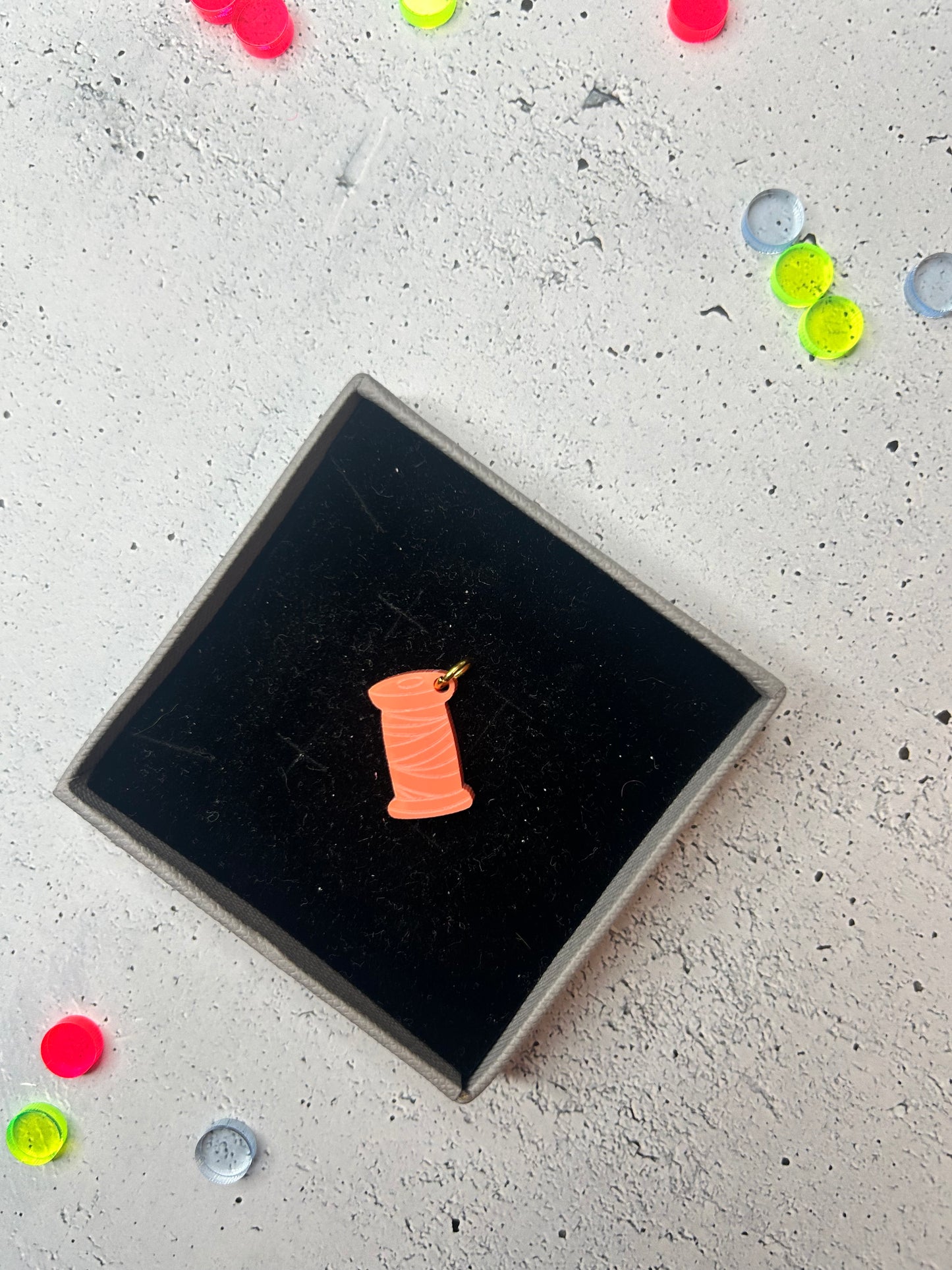 Anhänger "Garnrolle" - verschiedene Farben verfügbar