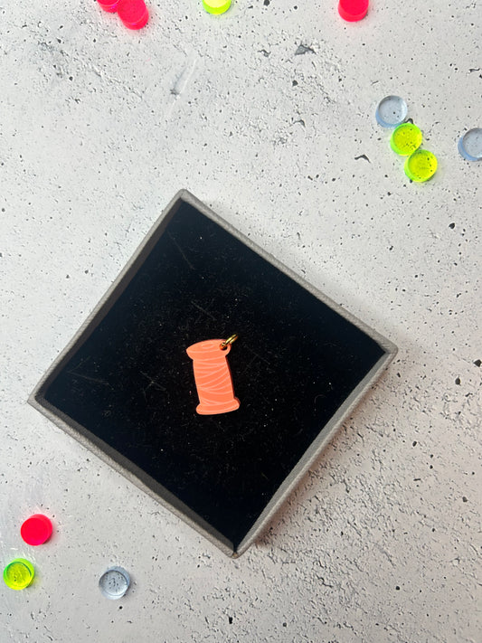 Anhänger "Garnrolle" - verschiedene Farben verfügbar