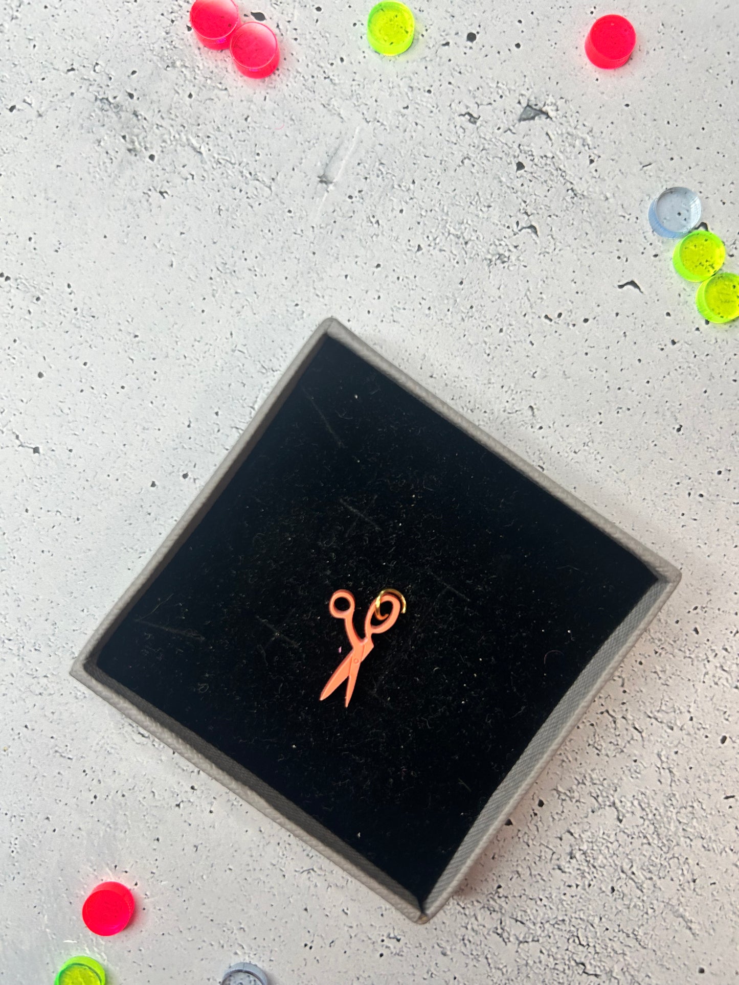 Anhänger "Schere" - verschiedene Farben verfügbar