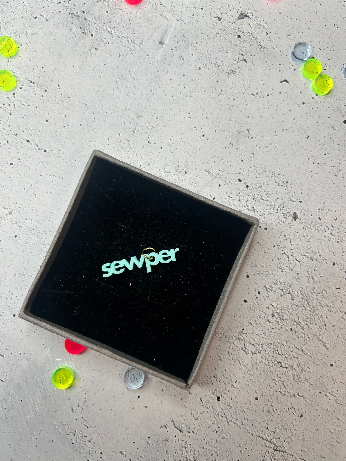 Anhänger "sewper" - verschiedene Farben verfügbar