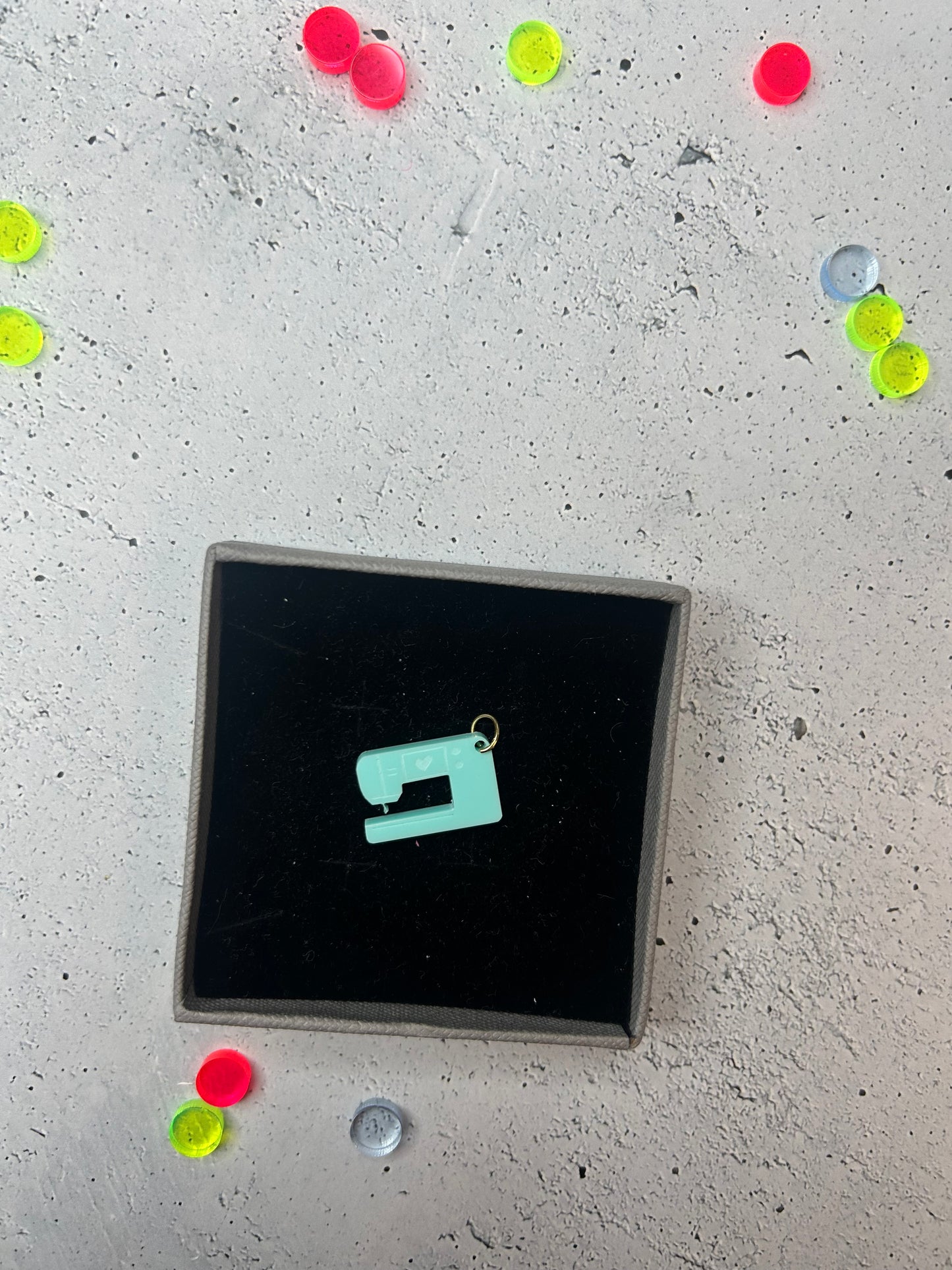 Anhänger "Nähmaschine" - verschiedene Farben verfügbar