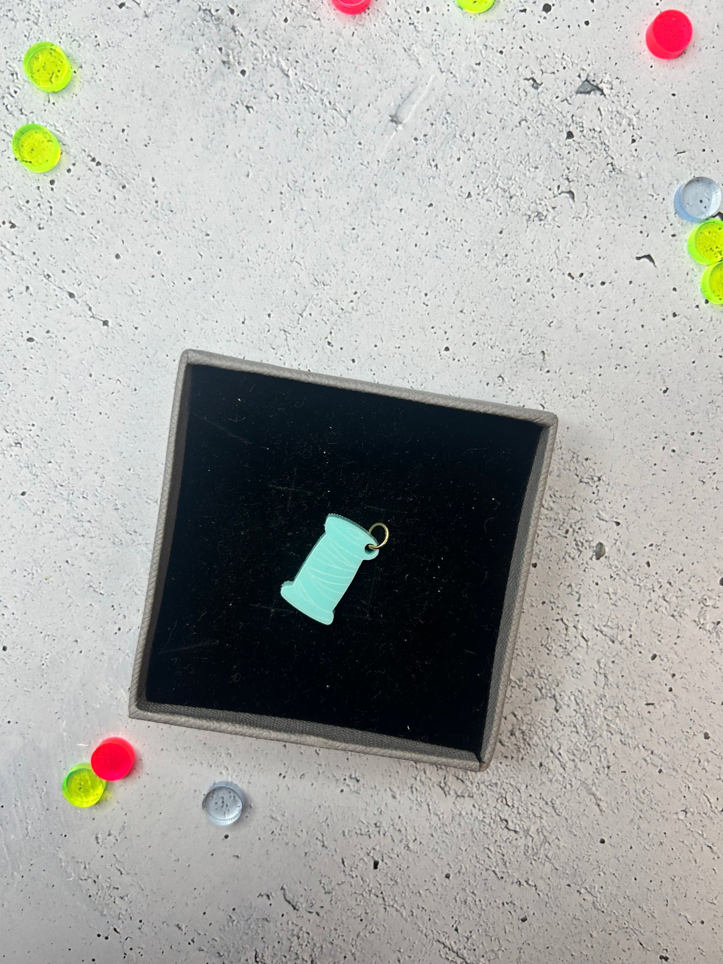 Anhänger "Garnrolle" - verschiedene Farben verfügbar