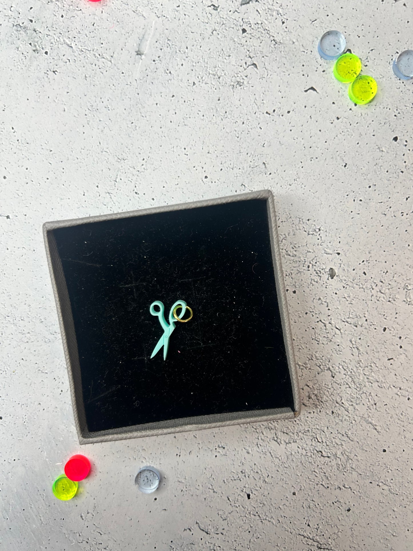 Anhänger "Schere" - verschiedene Farben verfügbar