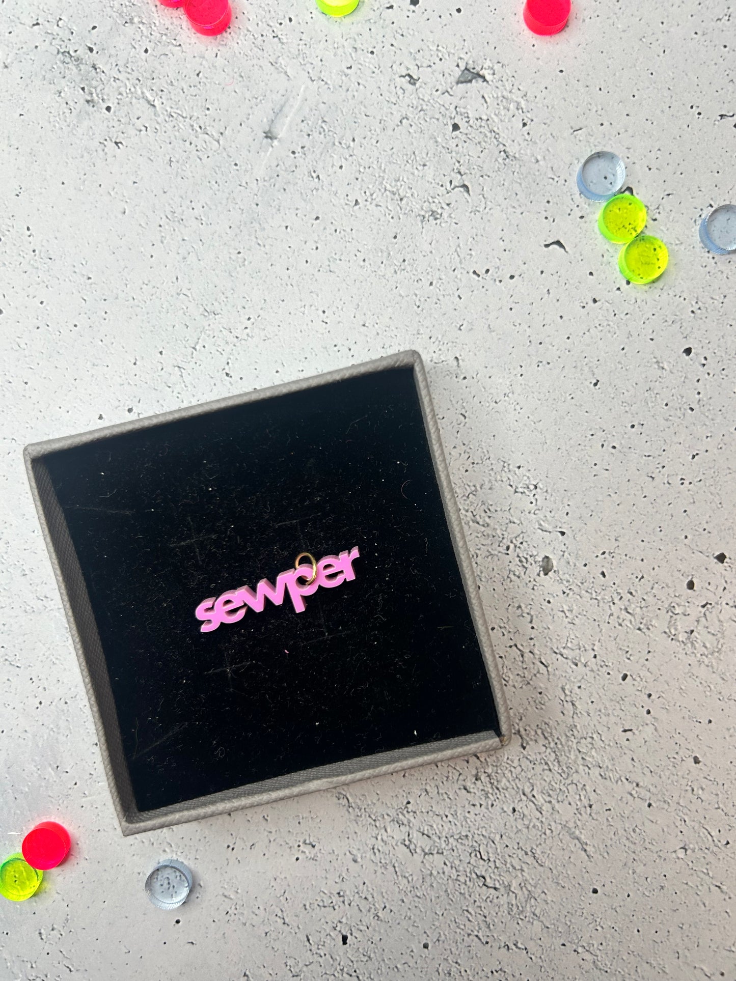 Anhänger "sewper" - verschiedene Farben verfügbar