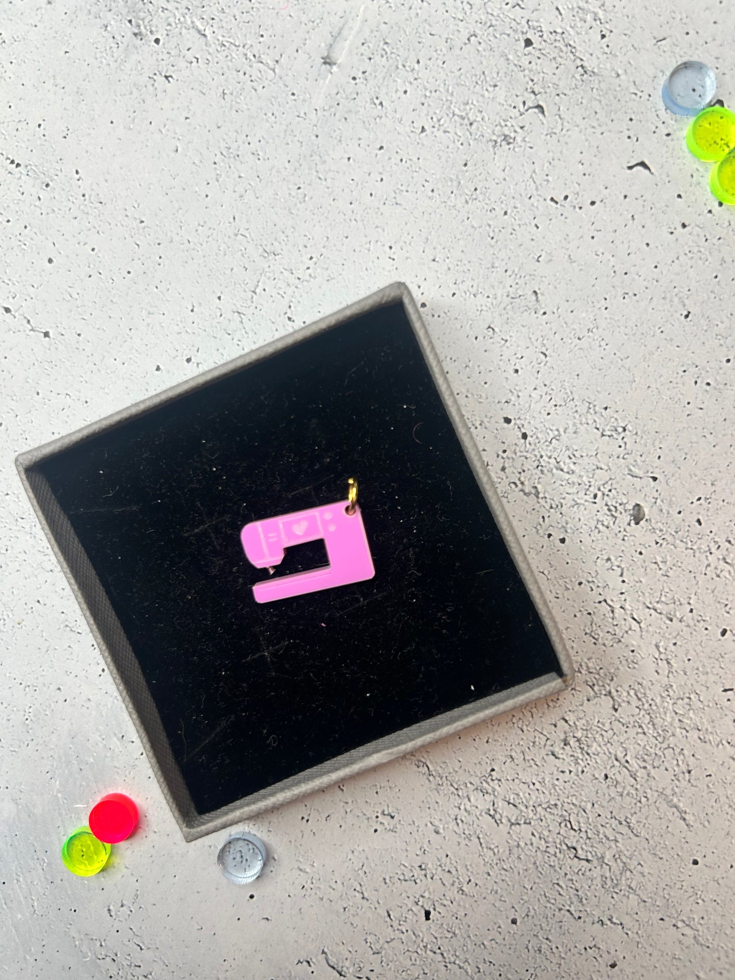 Anhänger "Nähmaschine" - verschiedene Farben verfügbar