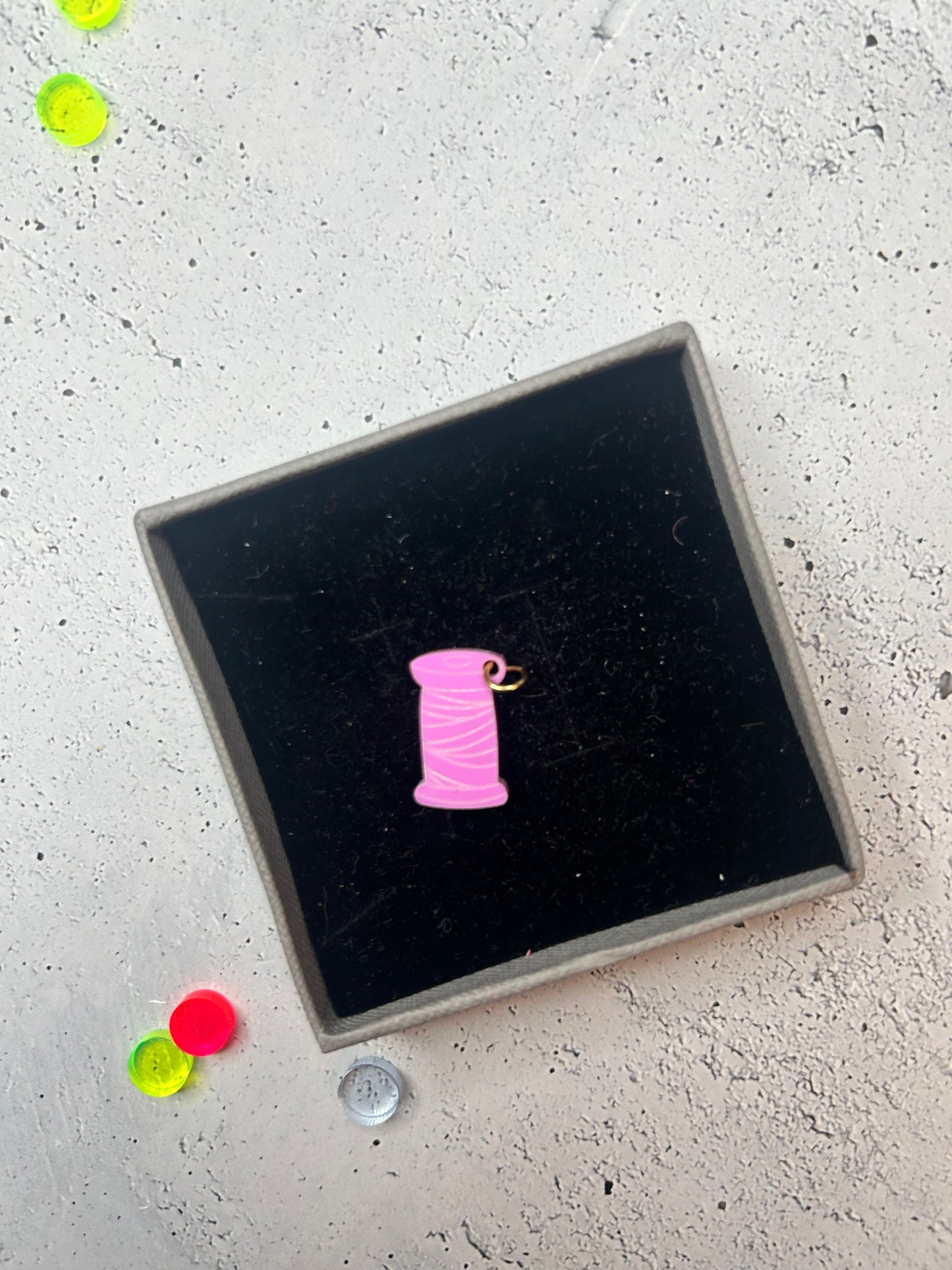 Anhänger "Garnrolle" - verschiedene Farben verfügbar