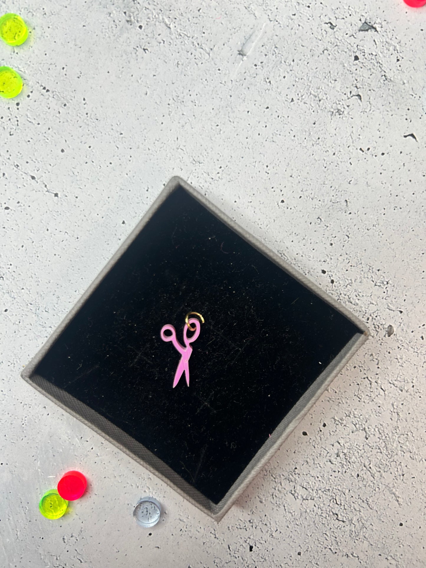 Anhänger "Schere" - verschiedene Farben verfügbar