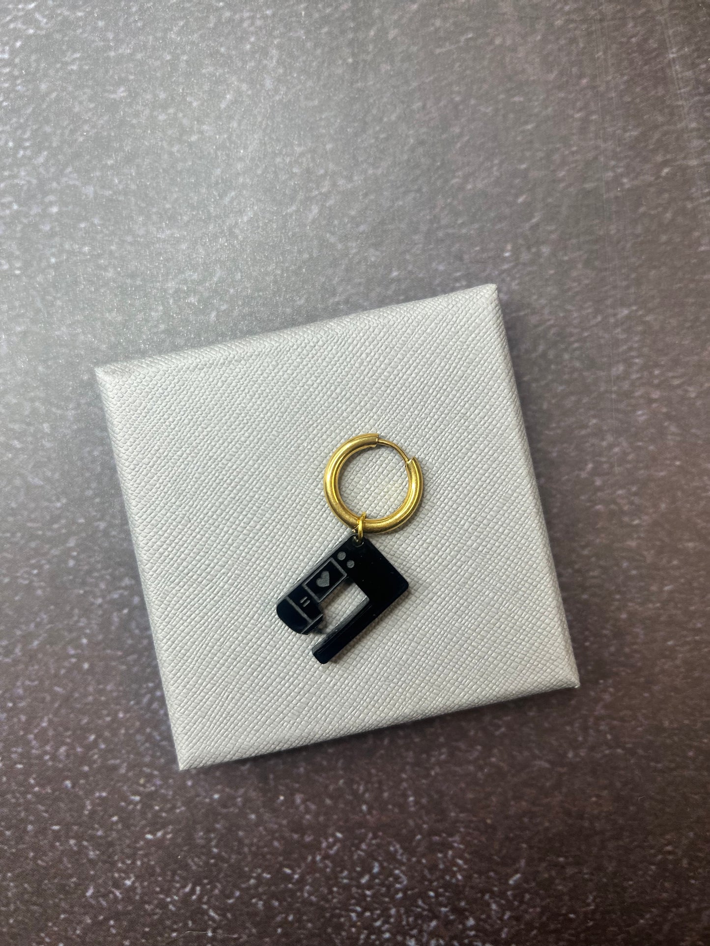 Creole / Ohrring "Nähmaschine" gold - verschiedene Farben verfügbar